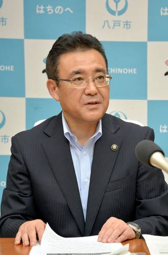 青森県立郷土館の移転整備先に名乗りを挙げる熊谷雄一市長=21日、八戸市庁
