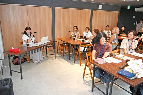 ユニークな語り口で自身の事業内容を紹介した渡邊初子さん(左)
