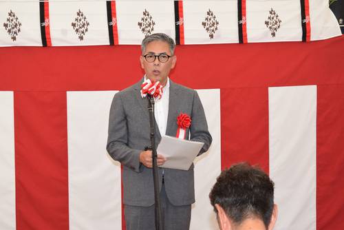 地鎮祭であいさつする河野敏也社長=27日、八戸市