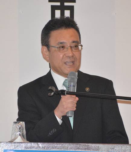 自身の会合で1期目の実績を説明する熊谷雄一市長=27日、八戸市