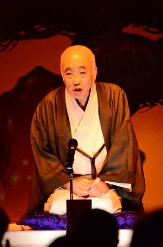 怪談を聞くイベントで落語を披露する大地球さん