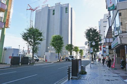八戸市十三日町・十六日町地区で進む民間主導による再開発。中心街には課題が山積している=3日