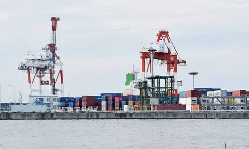 八戸港の多目的国際物流ターミナル。コンテナ貨物取扱量は2年連続で5万本を割った=4日、八戸市