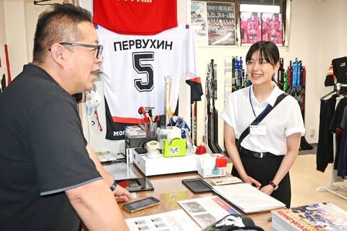 八戸市内の店舗を訪ね、ヒアリングを行う学生(右)=4日、同市