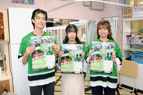 若者の誘客に向け、チケットの割り引きやユニホームのレンタルなどを企画したインターン生の(右から)岩澤真理子さん、山﨑萌衣さん、磯村朋那さん=3日、八戸市