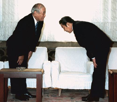1996年1月、米軍基地問題を巡る初会談に臨む橋本首相(右)と大田昌秀沖縄県知事=首相官邸