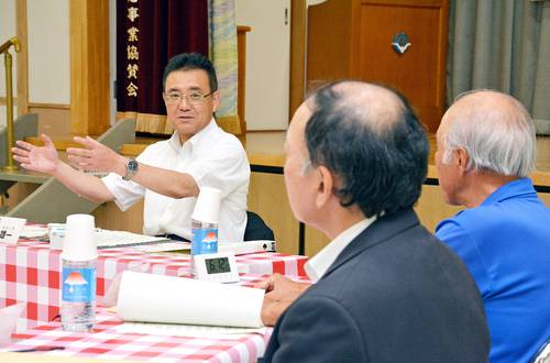 町内会関係者と意見交換する熊谷雄一市長(左)。リーダーシップや発信力を求める声は根強い=8月上旬、八戸市立白銀南公民館