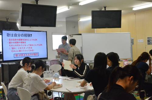 意見交換をしながら短歌を推敲する参加者たち