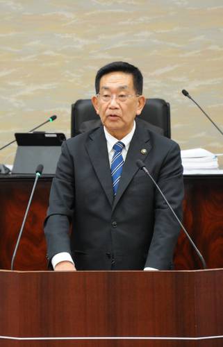 次期二戸市長選への不出馬を表明した藤原淳氏=8日、市議会