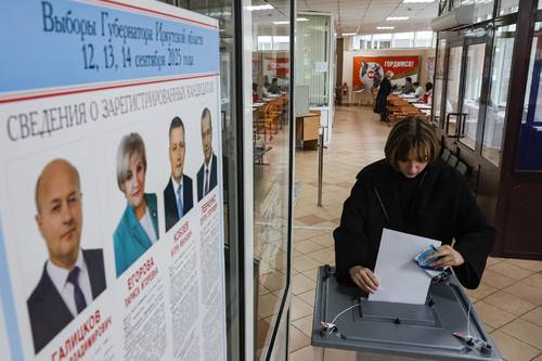14日、州知事選が行われたロシア・イルクーツク州の投票所(タス=共同)