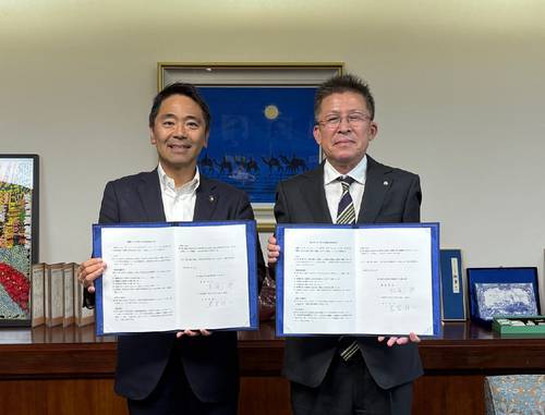協定書を手にする若宮佳一町長(右)と松尾崇市長=16日、鎌倉市(同市提供)