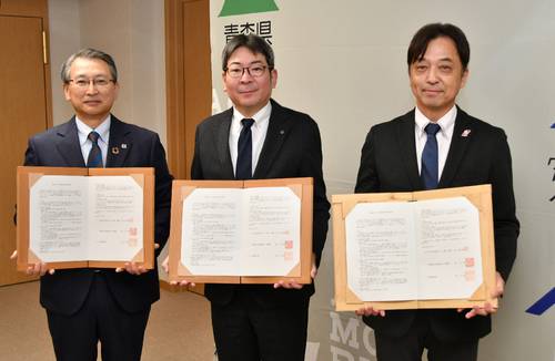 青森県産の木材活用に向けて協定を結んだ、(左から)木立晋取締役常務執行役員、小谷知也副知事、島英樹理事長=19日、県庁
