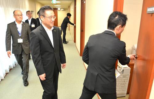 八戸市議会定例会が閉会し、各会派や議員のあいさつ回りに向かう熊谷雄一市長(中央)=22日、市庁