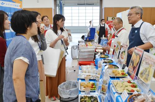 給食用食品などが並んだ展示会=27日、八戸市