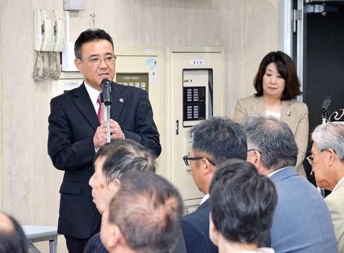 出席者に決意を語る熊谷雄一氏(左)=5日、八戸市江陽3丁目