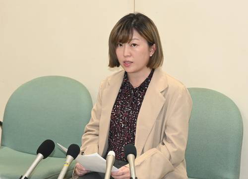 八戸市長選への出馬を表明した高砂充希子氏=6日、八戸市