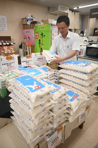 青森県産の新米の販売が始まった八食センター=7日、八戸市