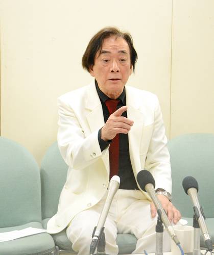 記者会見し、出馬を正式表明する清水文雄氏=10日、八戸市