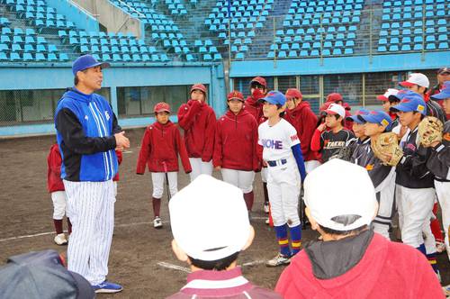 野球教室で欠端光則さん(左)の話を聴く子ども