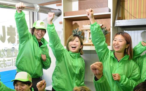 気勢を上げる高砂充希子氏(中央)ら=13日、八戸市十一日町