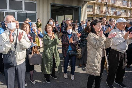 八戸市長選の立候補者の演説を聞く聴衆。有権者は市政に何を求めているか=19日