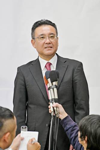 報道陣の取材に応じる熊谷雄一氏=26日午後11時半ごろ、八戸市