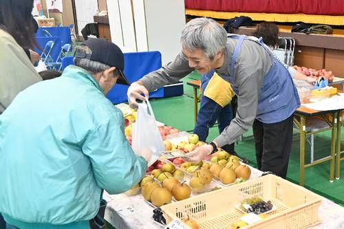 南郷産の果物を買い求める来場者ら