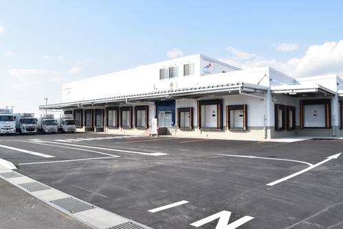 完成したアサヒロジスティクスの八戸共配センター=7日、八戸市