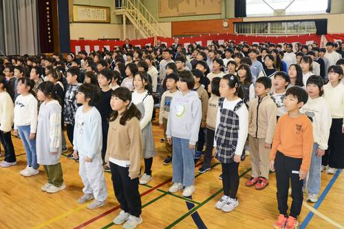 「よろこびの詩」を披露する児童
