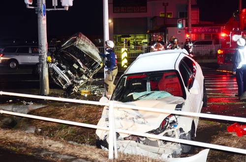 車2台が衝突した事故現場=13日午後4時50分、八戸市河原木千刈田