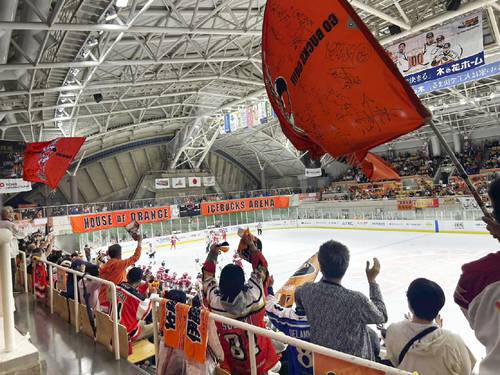 アイスバックスの得点に喜ぶスタンドのファン=9月、栃木県日光市の日光霧降アイスアリーナ
