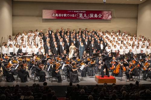 平和への祈りを込め、「歓喜の歌」を披露する出演者=23日、八戸市のSG GROUP ホールはちのへ(岸山浩之撮影)