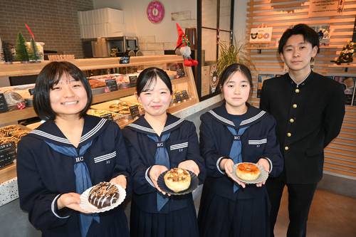 地元食材を活用したドーナツを考案した青森県立八戸商業高のメンバー