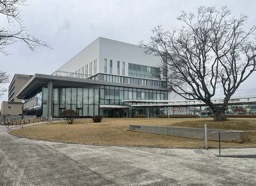 不祥事や事務処理ミスが相次いで発覚した十和田市役所=2日
