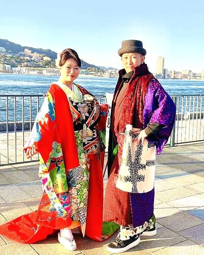 「国際文化きものショ-」で入賞を果たした堀越伸茂さん(右)と川口幸子さん=昨年11月中旬、長崎市(川口さん提供)