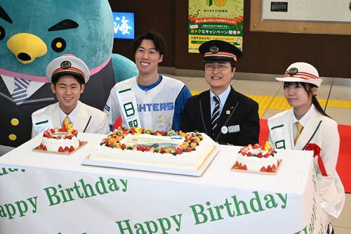 東北新幹線全線開業15周年のバースデーケーキをお披露目する福島蓮選手(左から2人目)ら=4日、JR新青森駅