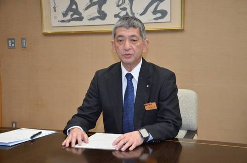洋野町長選への出馬を正式に表明する現職の岡本正善氏=5日、町役場種市庁舎
