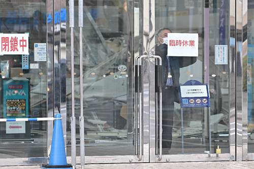 天井が崩れたとみられるラピアは9日、臨時休業となった=同日午前8時半ごろ、八戸市