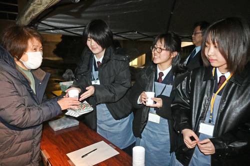 迎えに来た保護者らにコーヒーやお茶を振る舞う八戸高の3人