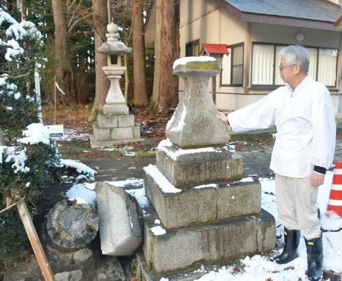 地震で倒壊した御神燈。奥は無事だったもう1基=10日、野辺地町の野辺地八幡宮