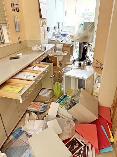地震の影響で医療資機材が散乱する八戸クリニックの診療室=9日午前1時25分ごろ(八戸クリニック提供)