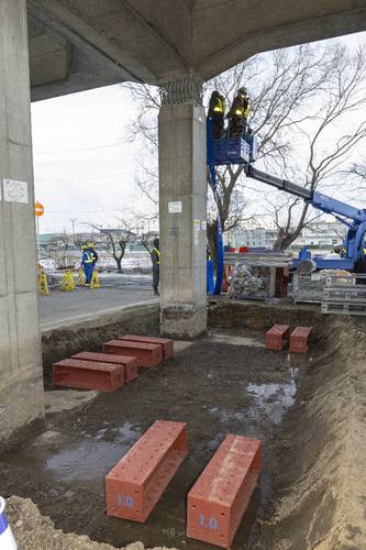 復旧工事が始まったJR八戸線本八戸―小中野間の高架橋=12日、八戸市柏崎