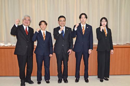 インカレに向けて闘志を燃やす八学大の選手ら=17日、八戸市庁