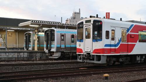 通常運転の三陸鉄道(手前)と、運転再開を待つ八戸線(奥)の車両=19日、久慈駅