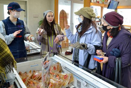接客する「かぶーにゃ」のスタッフ(左)。地震後に落ち込んだ客足の回復を願い、年末年始も営業する予定だ=19日、八戸市鮫町