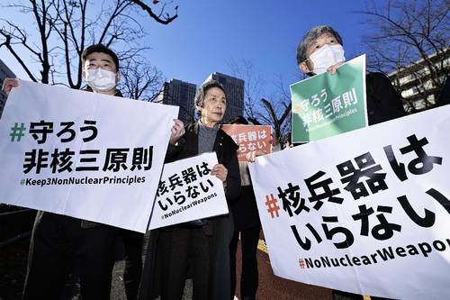 外務省に要請書を提出し、取材に応じる和田征子さん(中央)ら=23日午前