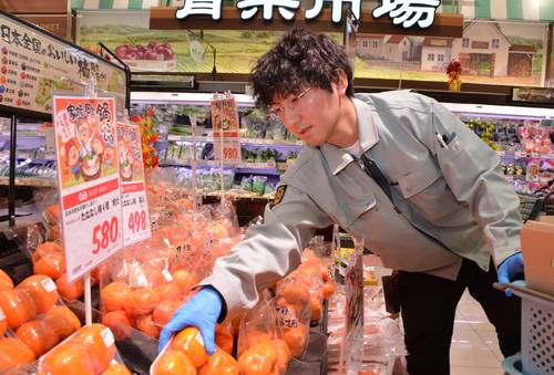 基準緩和以前は認められなかったパーマヘアの前田大地さん。おしゃれを楽しみつつ業務に励む=昨年11月中旬、八戸市
