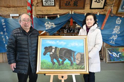絵を描いた階上友子さん(右)と、総代の和泉俊雄さん