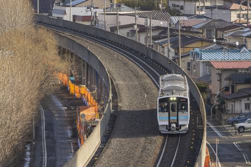補修が完了した高架を走行する八戸線の車両=30日午前9時50分ごろ、八戸市(八戸プラザホテルから撮影)