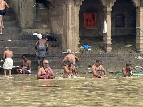 インド・バラナシのガンジス川で沐浴する人たち=2024年9月(共同)